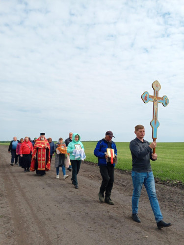 Крестный ход в полях в ООО «Орёлагропром» СП «Ахтырское»  п. Колпна.